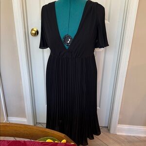 Boohoo Boutique Erity Pleated Plunge Neck MIDI Dress- Black